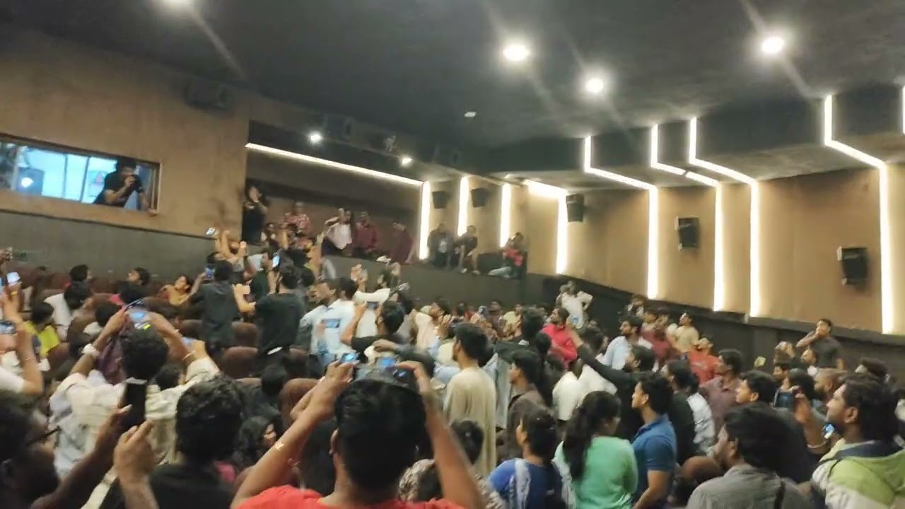 Padayappa Re-release. The ultimate Oonjal scene. Kamala Theatre Response 