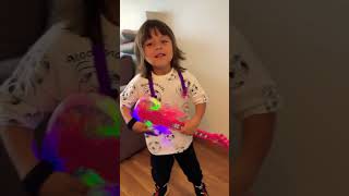 Tocando guitarra #shortsvideoviral #kidsvideos #brincadeiras