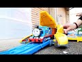 Japanese Plarail Doctor Yellow transforming into a base &amp; Thomas and Friends trains.