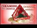 PIRÁMIDE DE CRISTAL CON MATERIALES RECICLADOS