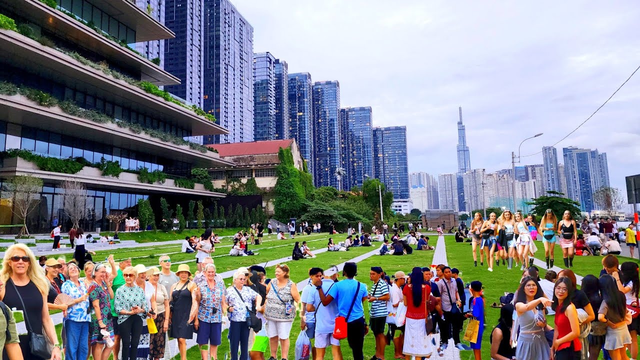 CUỘC SỐNG SÀI GÒN CUỐI TUẦN NHƯ THẾ NÀO ? HÀNG TRĂM NGƯỜI ĐỔ VỀ TÒA NHÀ SAIGON MARINA IFC ĐÔNG NGHẸT