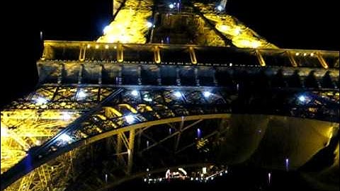 Eiffel Tower - Flashing lights show at night
