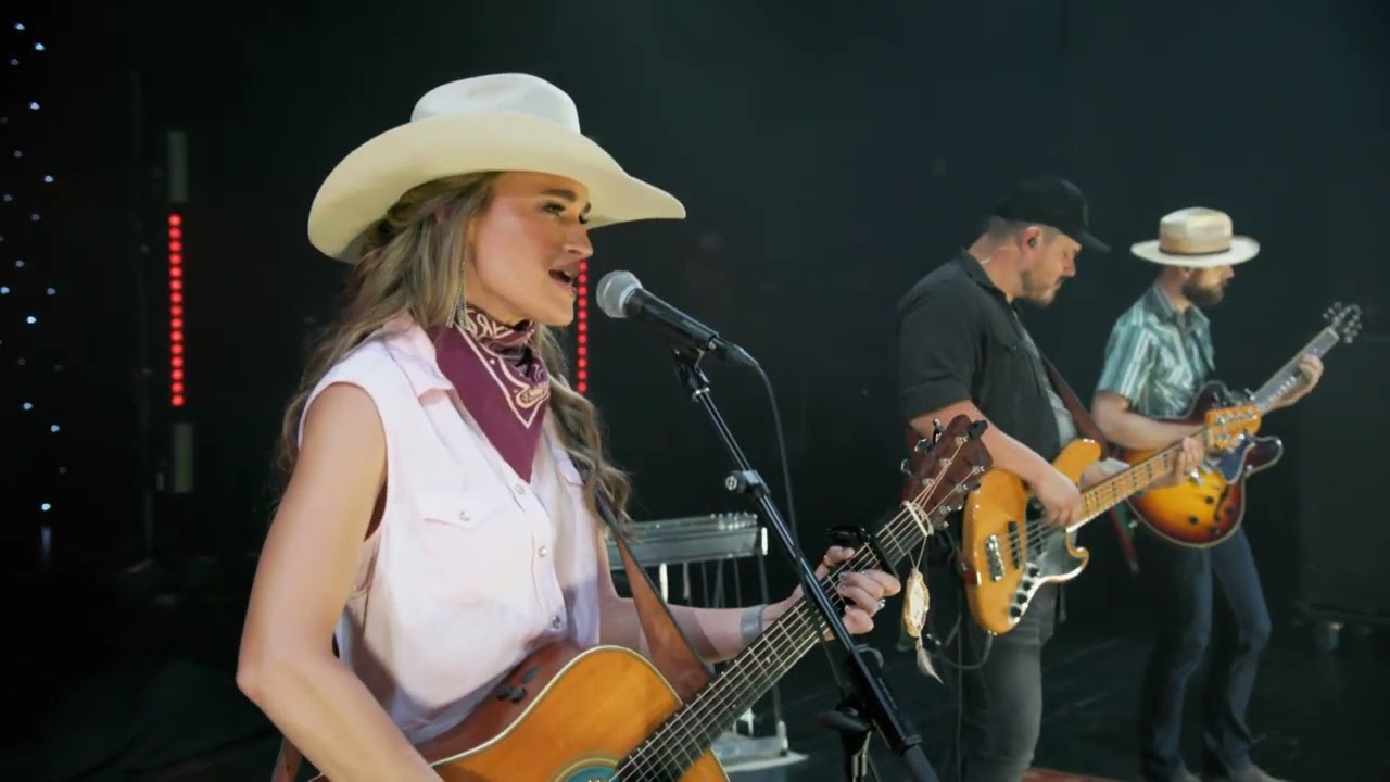 Бри Бэгвелл «Покажи мне» вживую на техасской музыкальной сцене