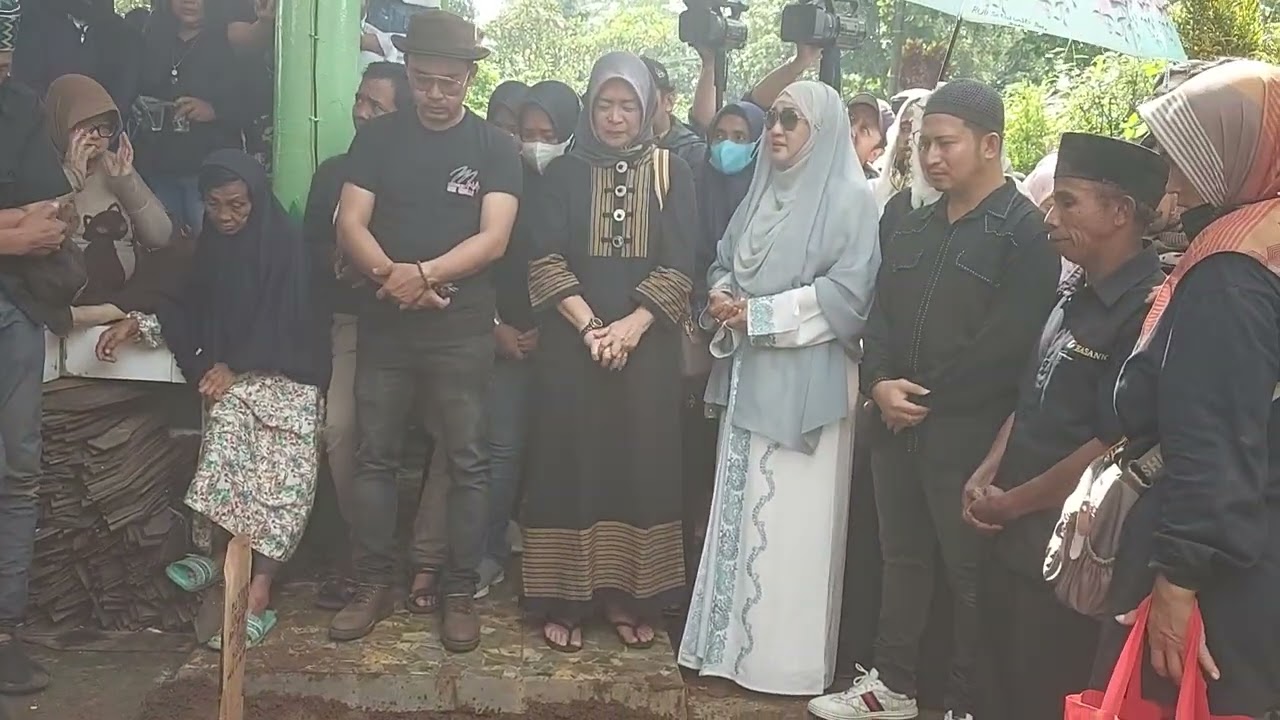 Paramitha Rusady & Dinky Ardillano Hadir Di Pemakaman Mami Nike Ardilla 22 12 22
