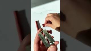 Changing a safety razor blade 🪒
