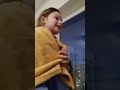 Мама сказала доченьке что школа згарела и какже она атреагиравала???
