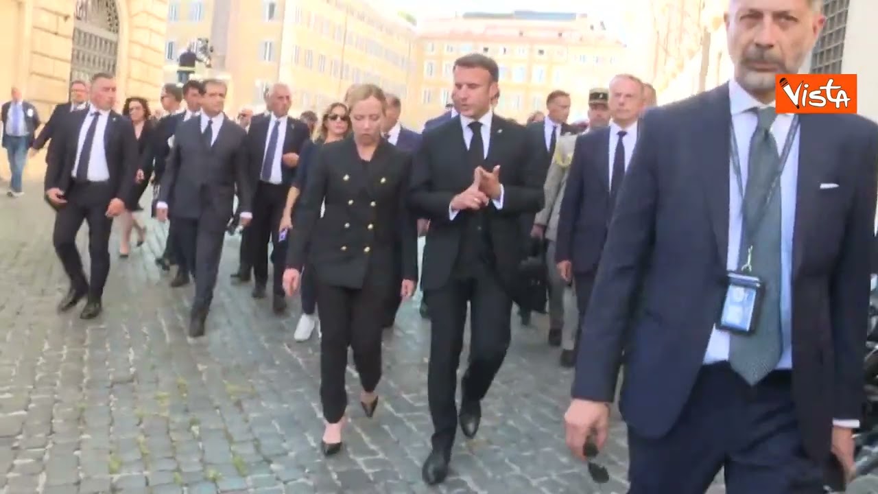 Giorgia Meloni e Macron vanno a piedi a Palazzo Chigi dopo i funerali di Napolitano