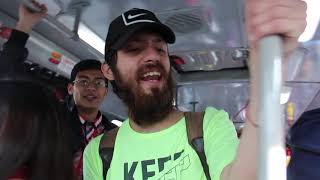 Dos venezolanos cantando en los buses de Bogotá antes del COVID19 para buscar su sustento diario.