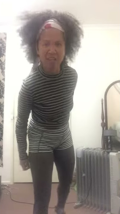 Perempuan Lipsync ala Banci Kaleng