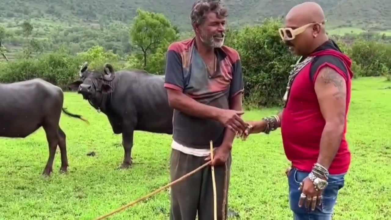 बॉडीबिल्डर ने 10kg का मंडा बढ़ियासा मरिनेशन करके केले के पत्ते और मिट्टी के साथ जमीन में पकाया खाना✅