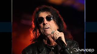 Watch Alice Cooper The Sharpest Pain video