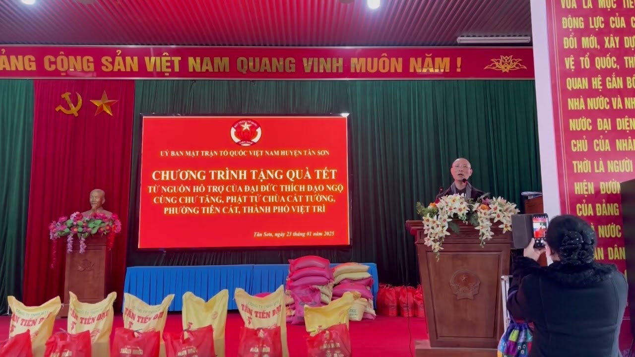 Chương trình tặng quà Tết 2024 tại Tân Sơn - Phú Thọ của chư Tăng và Phật tử Chùa Cát Tường.