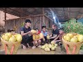 Harvest a lot of melons in the mountains. Sold out all at a crowded market