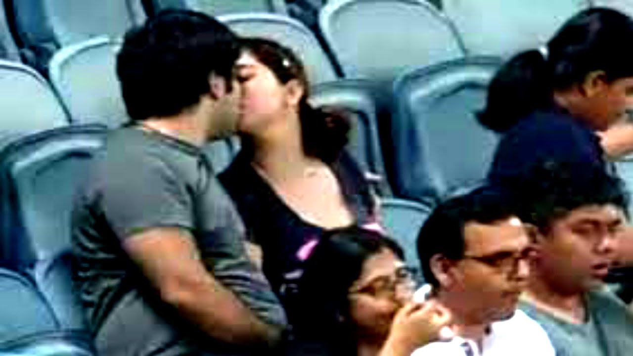Indian Couple Kissing During DC Vs GT IPL Match 2022 YouTube