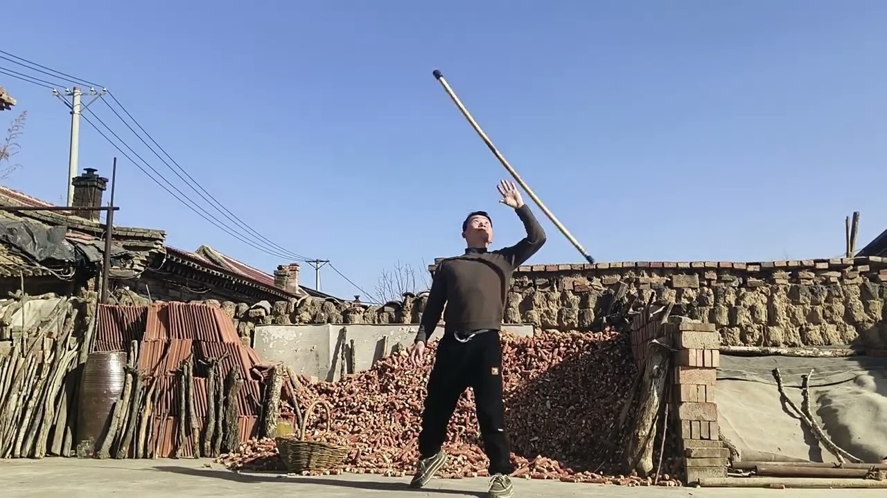 最快的单手转棍法，农村小伙练成了！