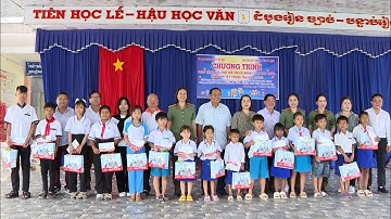 Tặng quà cho trẻ em có hoàn cảnh khó khăn nhân dịp Tết Trung thu