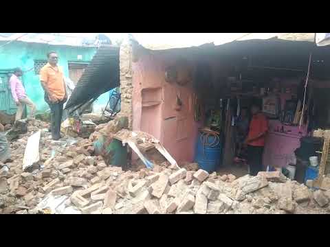 घराची भिंत काेसळली, गरीब कुटुंबाचे माेठे नुकसान