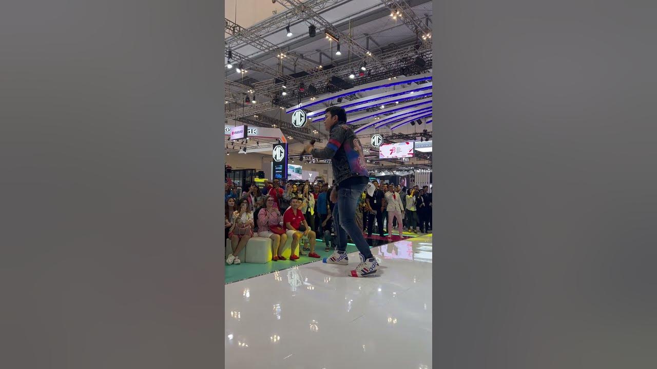Aldi Taher nyanyi Yellow by Coldplay di booth Suzuki di acara GIIAS 2023