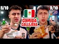 Colombiano probando comida callejera mexicana 