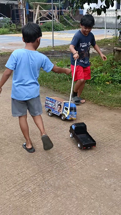 miniatur truk oleng seru #funny #miniaturtruk #oleng #telolet