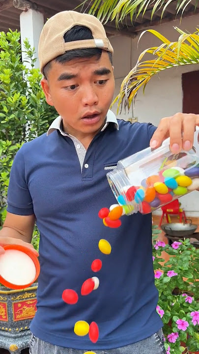 Anh ấy đang tìm gì trong hộp kẹo vậy?!😂 #food #funny #mukbang #comedy