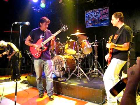 George Lynch jamming w/ Back Bar Jam Band 09-10-09...