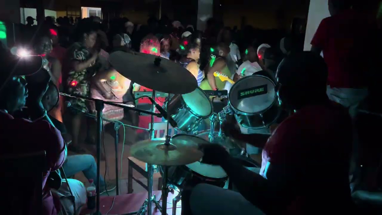 Soirée succès musique à saint Benoît ( bras fusil)