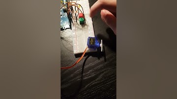2 buttons controlling a servo