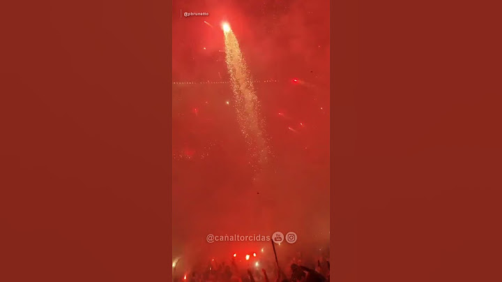 Torcida do River Plate, nesta noite (29), em jogo diante do Atlético-MG, pela semi da Libertadores.