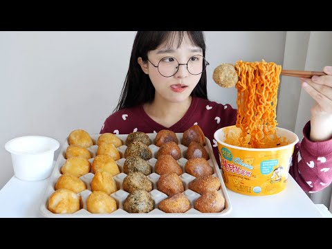 트레이더스 <strong>세가지맛</strong> 치즈볼🔥치즈 불닭볶음면 먹방 _ 화제의 신메뉴! 치즈볼 장인인 제가 직접 먹어보겠습니다 🤓 :D