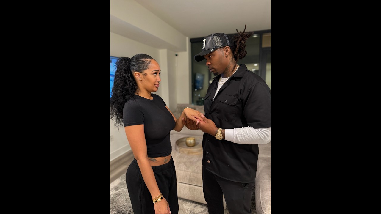 Когда Д спрашивает МоМо, где она взяла свой браслет!