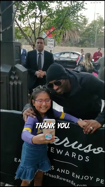 She wanted a selfie with Kobe Bryant 💜💛