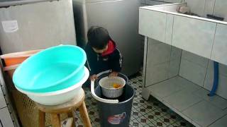 20100126-弟弟玩好神拖水桶.MOV