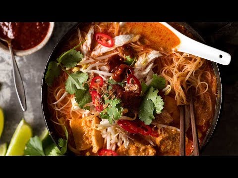 वीडियो: मलेशिया की मशहूर नूडल डिश लक्सा कैसे खाएं