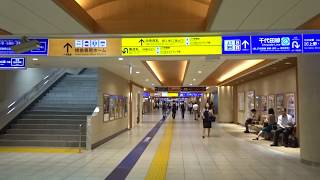東武鉄道の北千住駅2階にある長いコンコースを歩いた風景