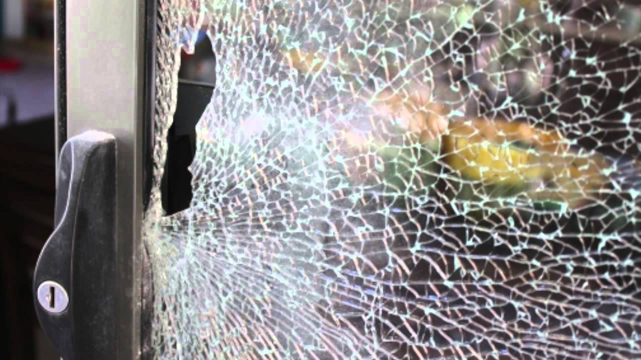 разбитое окно. разбил стеклянную дверь. разбитое витринное стекло. разбитые стекла какая статья. разбитое стекло в подъезде.
