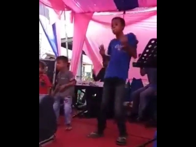 Lucu GOKIL Gaya Joget Anak SD Super Lentur Sekali Tubuhnya. class=