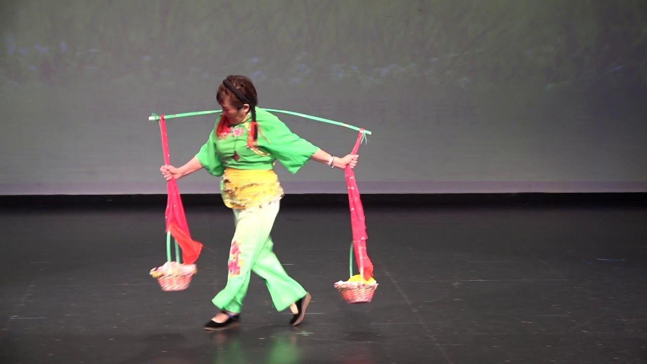 2、卖杨桃（闽剧） 表演者：王美英