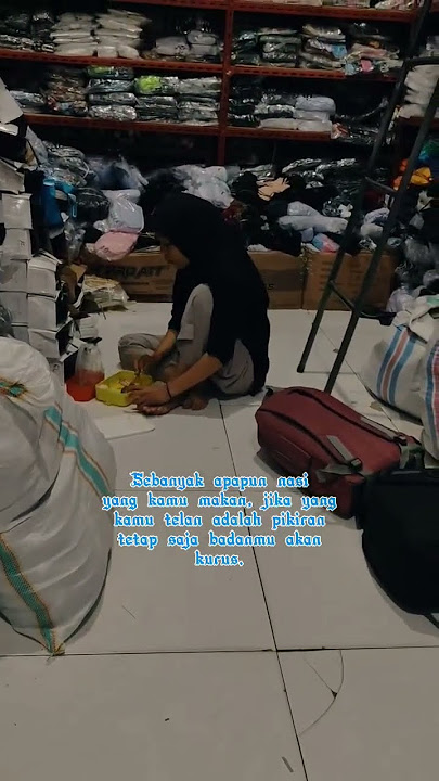 seorang karyawan toko sedang makan namun fikirannya tak fokus.