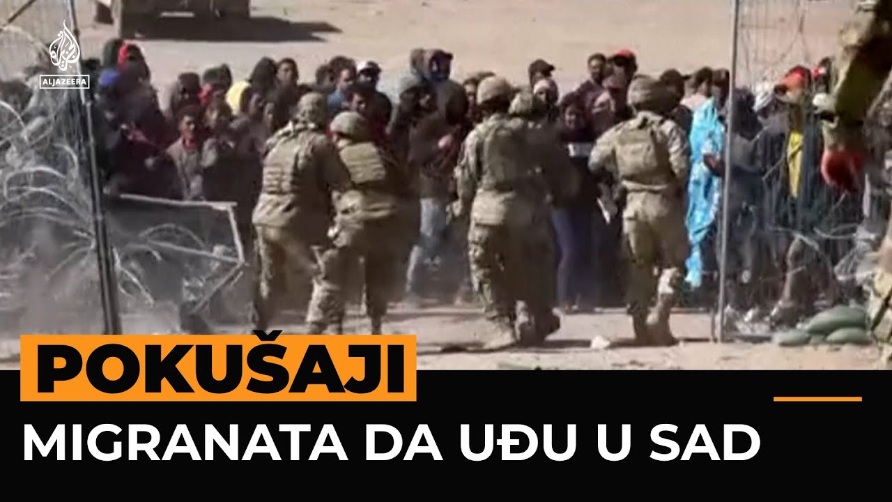 يعبر المهاجرون من خلال ثغرة في السياج على الحدود المكسيكية الأمريكية