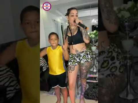 La mami jordan cantando con su hijo en live