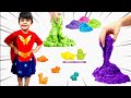 Isis brincando com massinha super divertida de modelar play-doh