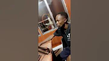 Daktari Wa Tiba Asili Akiwa Mahojiano Na Chombo Cha Habari Mkoani Arusha 