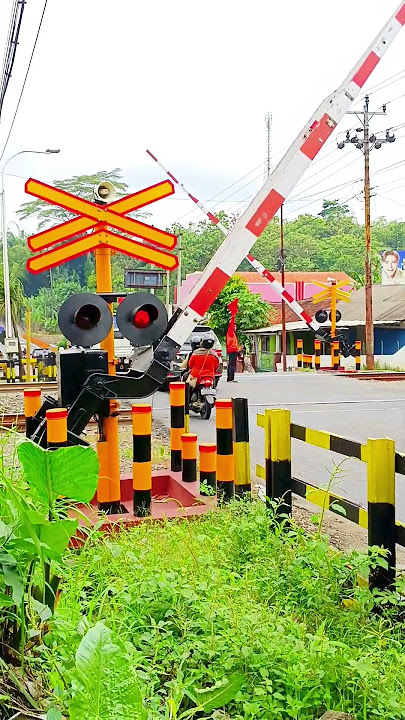 #keretaapi #train #palangpintukeretaapi #keretaapiindonesia #railfans #jplkeretaapi #railwaycrossing