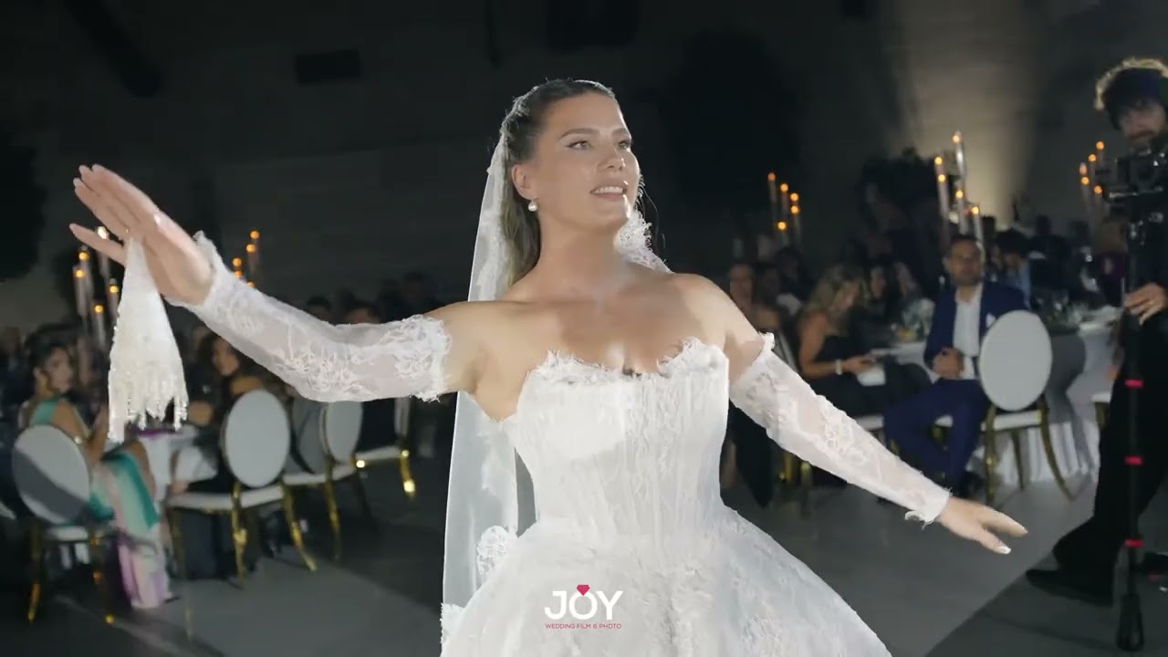 Cifti vallezon me cifteli, familjaret i percjellin me duartrokitje 