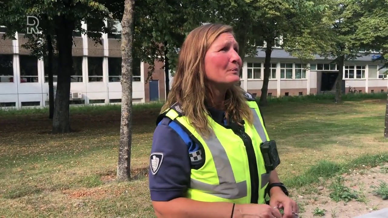 Een chauffeur heeft zijn vrachtwagen op de openbare weg geparkeerd, dat is niet de bedoeling.