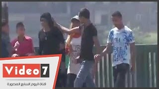 بالفيديو..شاب يصفع فتاة أثناء تحرشه بها أعلى كوبرى عباس .. وصبية يطاردون الفتيات