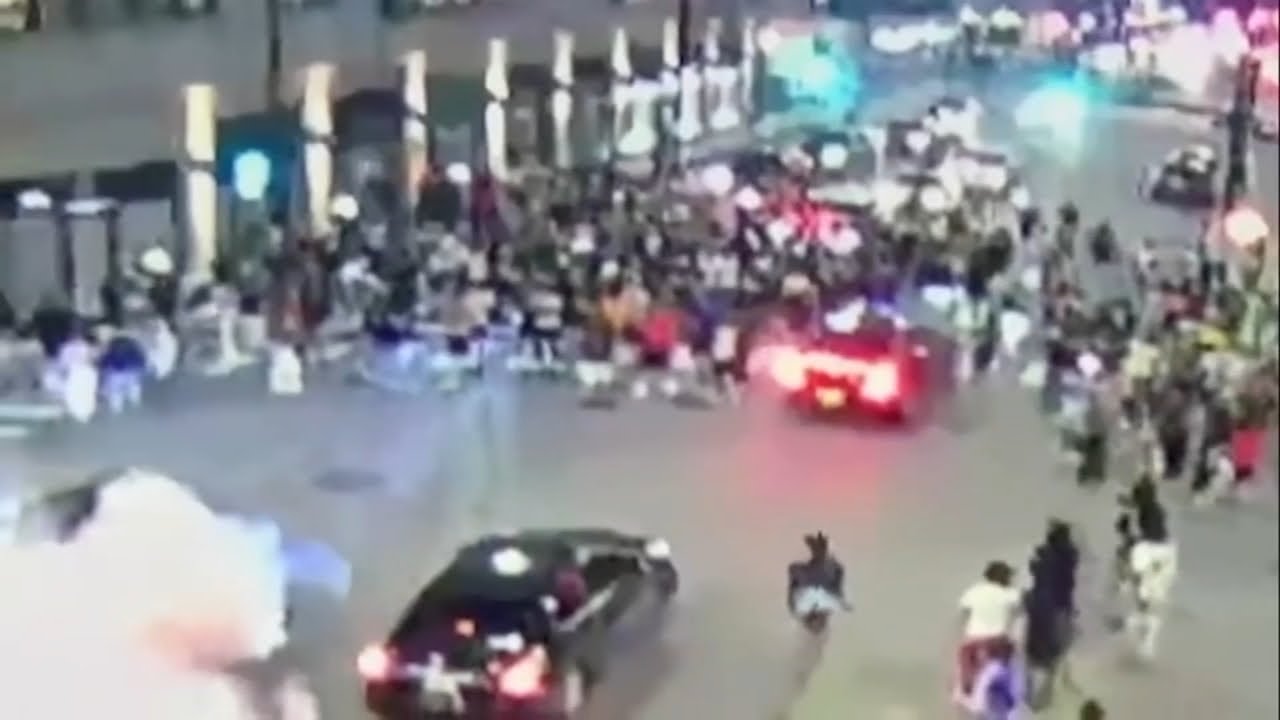 Hundreds of people flood Chicago intersection in apparent melee | ABC7 Chicago