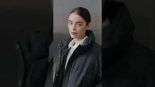 Трикотажные брюки со стрелками и жилет прекрасно сочетаются с меланжевой курткой.