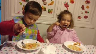 Niños comiendo sopa de verduras y compartiendo los garbanzos